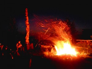 Lagerfeuer mit Freunden